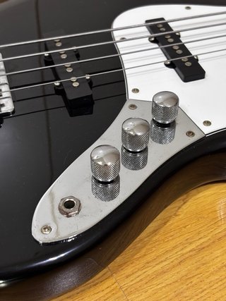Bajo Eléctrico Caliber Negro + Amplificador