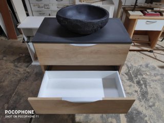 Mueble baño madera con pila piedra negra