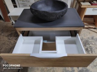 Mueble baño madera con pila piedra negra