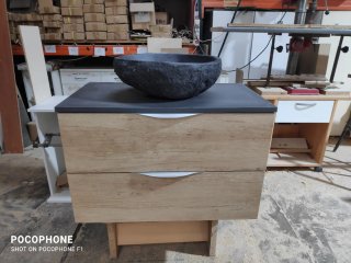 Mueble baño madera con pila piedra negra