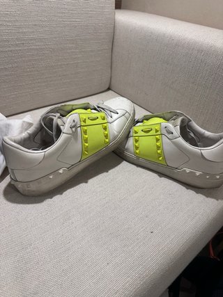 Scarpe bianche e gialle con borchie