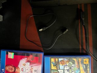 PS4 con 2 controller e 2 giochi