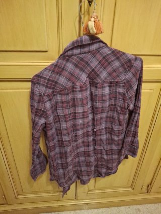 Camicia a scacchi viola e grigia