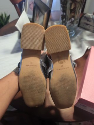 Zapatos Alma en Pena plateados con pedrería