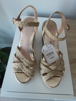 Sandalias doradas cuña esparto By Sfera T40