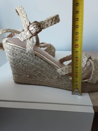 Sandalias doradas cuña esparto By Sfera T40