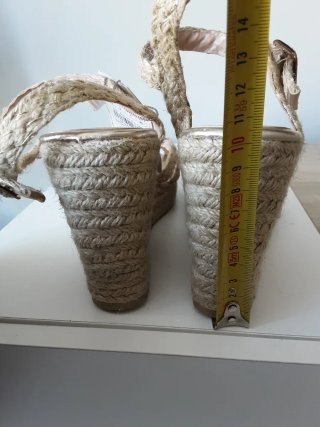 Sandalias doradas cuña esparto By Sfera T40