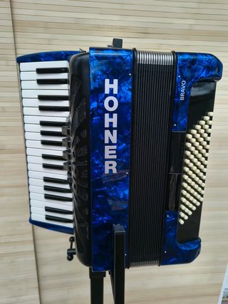 Hohner Bravo III 72 Acordeón + Soporte K&M