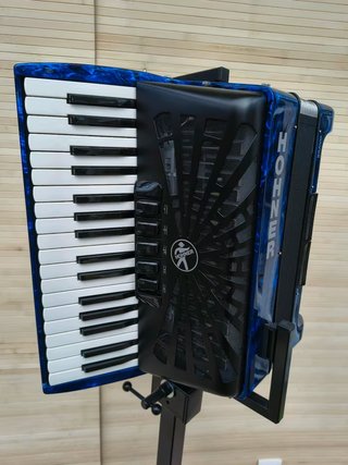 Hohner Bravo III 72 Acordeón + Soporte K&M