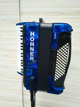 Hohner Bravo III 72 Acordeón + Soporte K&M