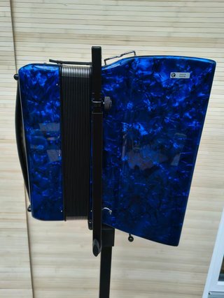 Hohner Bravo III 72 Acordeón + Soporte K&M