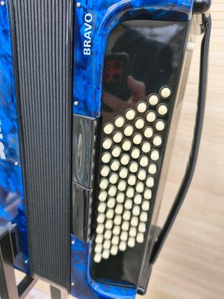 Hohner Bravo III 72 Acordeón + Soporte K&M