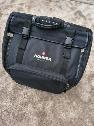 Hohner Bravo III 72 Acordeón + Soporte K&M