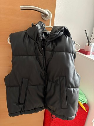Chaleco acolchado negro con capucha