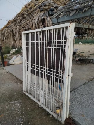 Puerta metálica exterior blanca