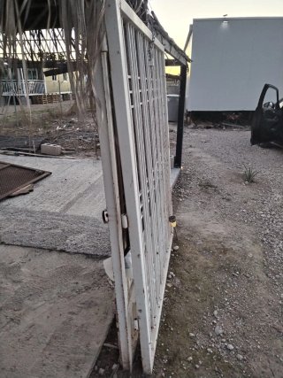 Puerta metálica exterior blanca