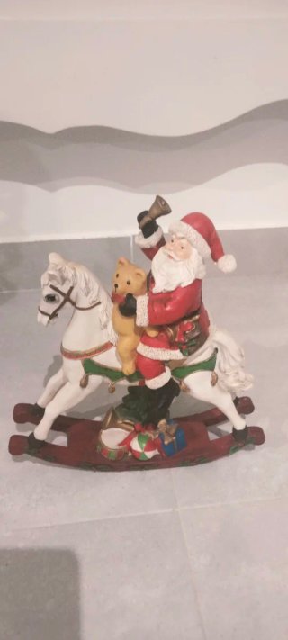 Papa Noel en balancín con oso y regalos