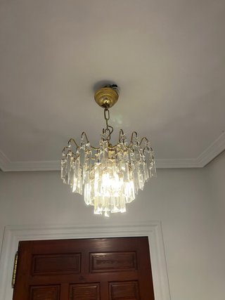 Lámpara de araña dorada con cristales