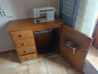 Máquina de coser Singer con mueble