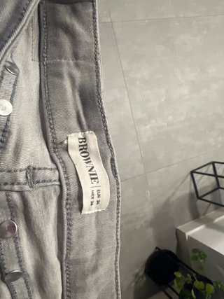 Pantalones vaqueros grises con tachuelas