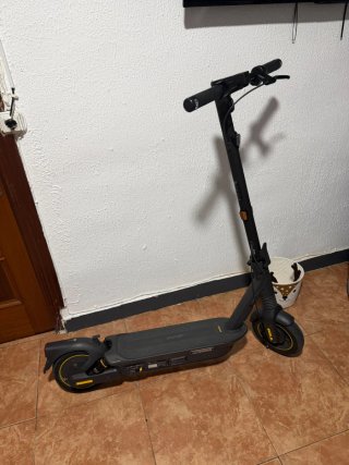 Patinete eléctrico negro ninebot segway max