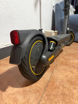 Patinete eléctrico negro ninebot segway max