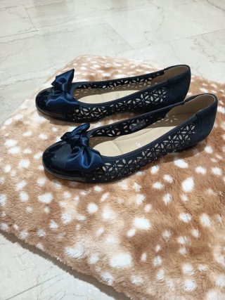 Ballerine blu con fiocco e traforate