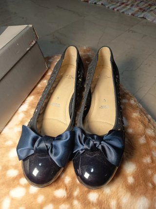 Ballerine blu con fiocco e traforate