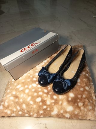Ballerine blu con fiocco e traforate