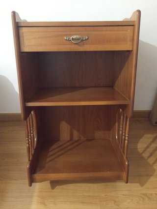 Mesita de noche de madera