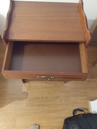 Mesita de noche de madera