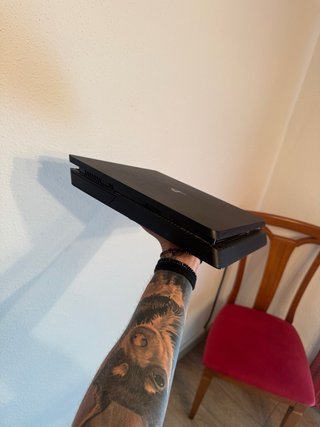 PlayStation 4 Slim Negra