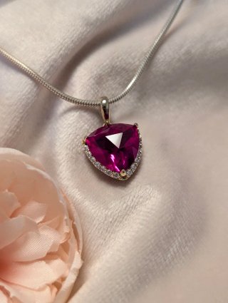 Elegante collar de plata