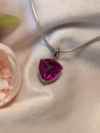 Elegante collar de plata