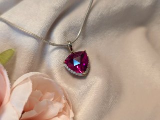 Elegante collar de plata