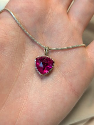Elegante collar de plata