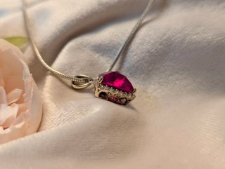 Elegante collar de plata