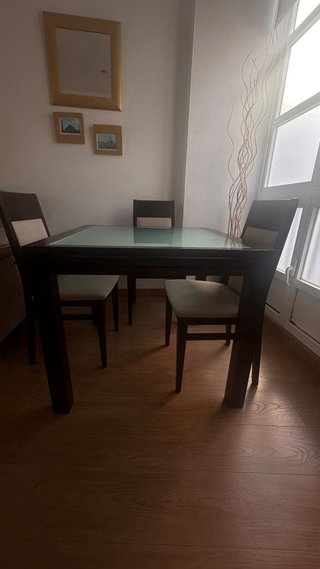 Mesa extensible y 4 sillas