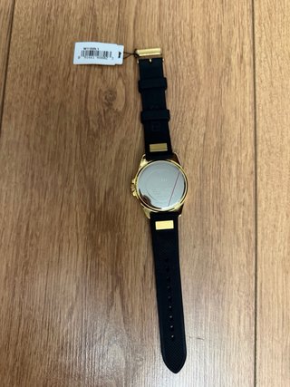 Reloj Guess Dorado y Negro