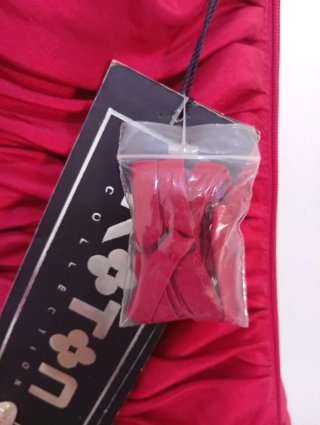 Vestido de fiesta rojo con volantes