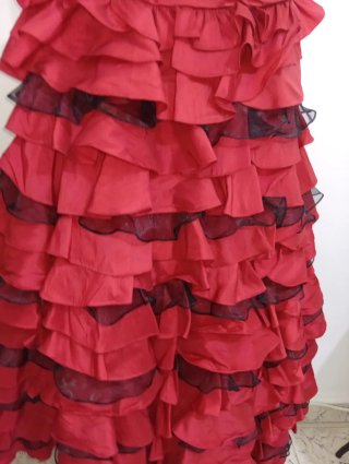 Vestido de fiesta rojo con volantes