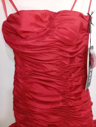 Vestido de fiesta rojo con volantes