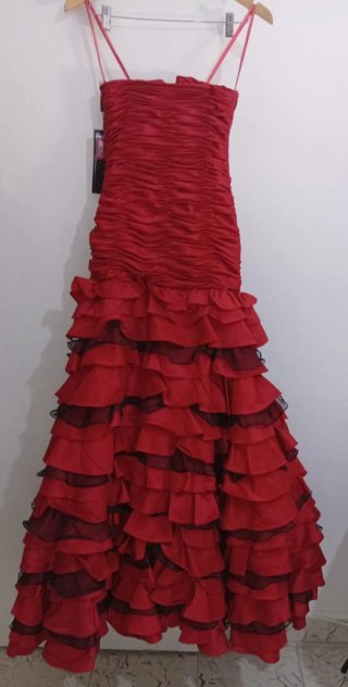 Vestido de fiesta rojo con volantes