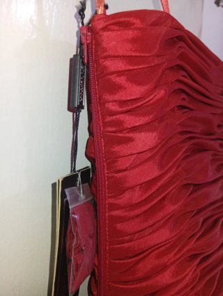 Vestido de fiesta rojo con volantes
