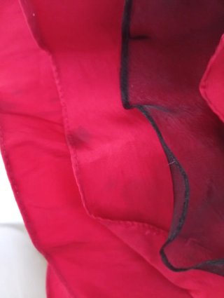 Vestido de fiesta rojo con volantes