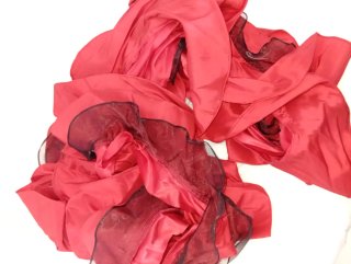 Vestido de fiesta rojo con volantes