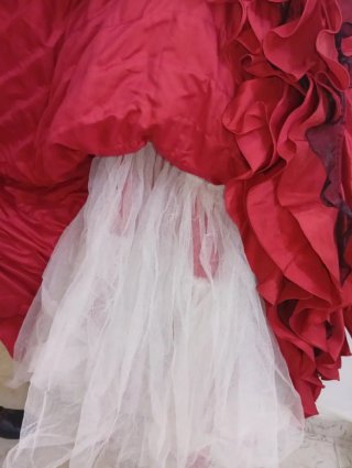 Vestido de fiesta rojo con volantes