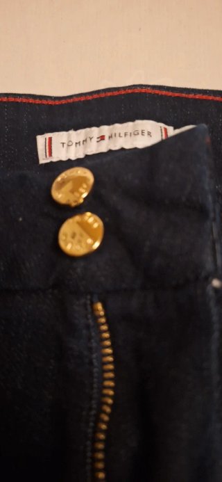 Tommy Hilfiger y Gesss (2 pantalones) 10 € unidad