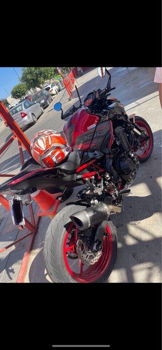 Kawasaki Z900 Naked Roja y Negra