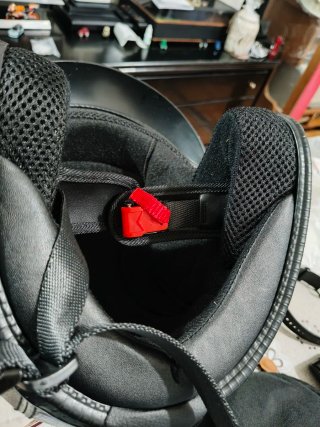 Casco de piel con visera negra